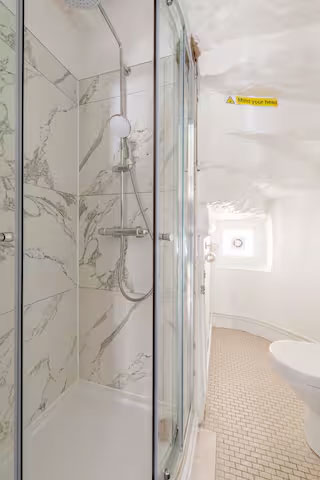 Royal Mile Apartment 12 BATHROOM 2
