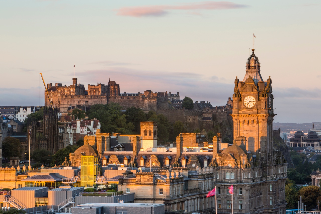 Edinburgh Guide 3 Edinburgh Castle and the Balmoral Hotel clocktower at sunrise