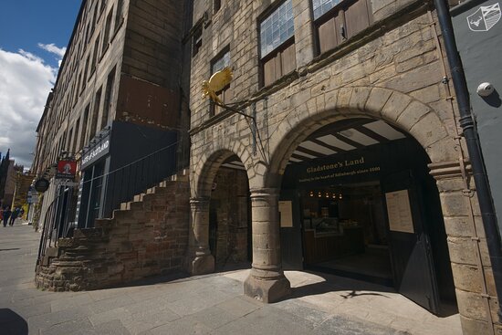 Royal Mile 5 gladstone s land entrance