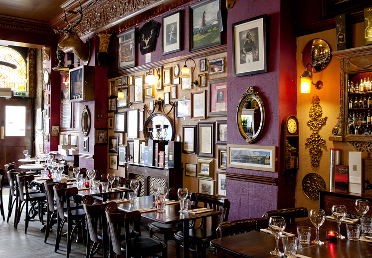 Edinburgh Guide 2 A traditional Edinburgh bar